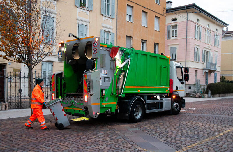 A Rovereto arriva il nuovo contenitore per il rifiuto residuo, addio sacco grigio 