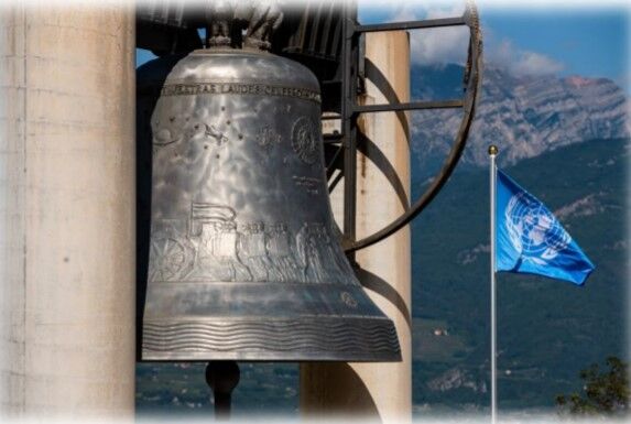 Immagine: Campana Caduti con bandiera ONU