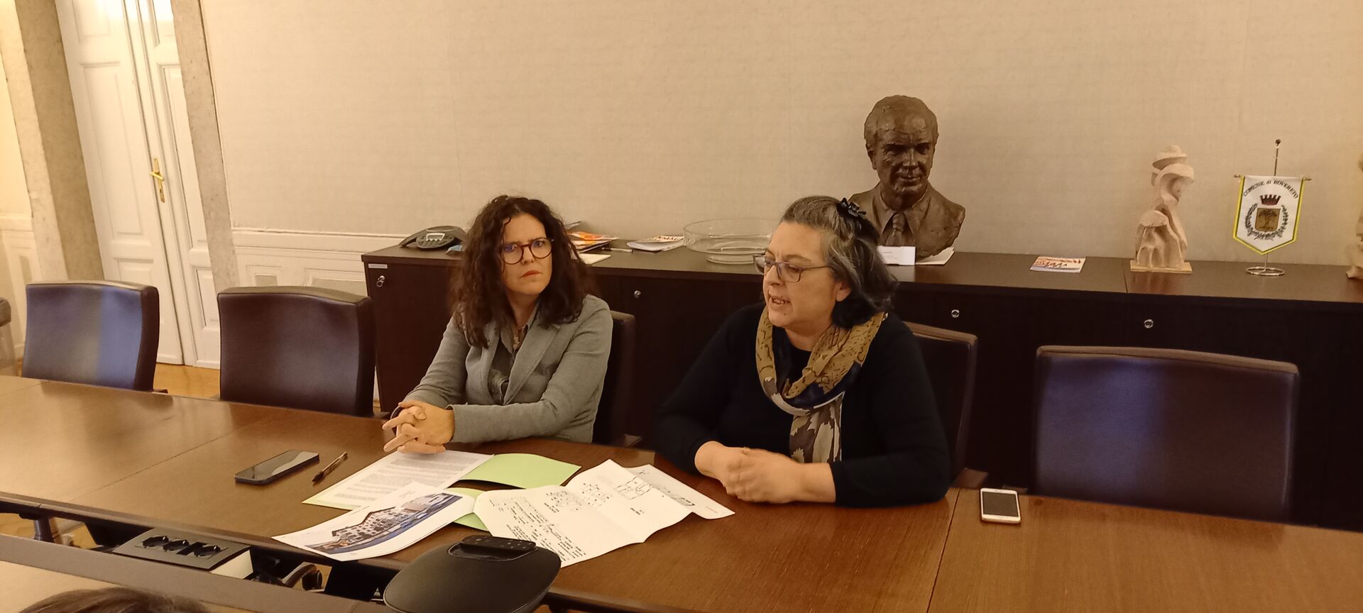 da sinistra, la Sindaca reggente Giulia Robol e l'Assessora alle Pari opportunità Micol Cossali