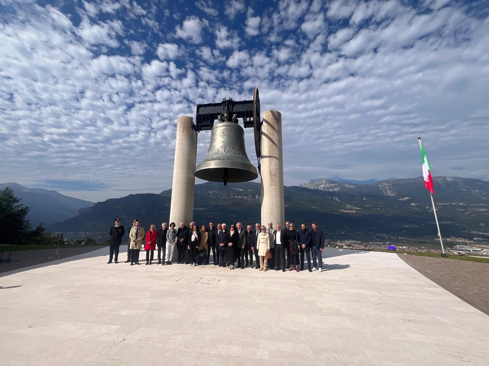 Immagine: Foto di gruppo nel giorno del centenario di Maria Dolens