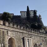 Immagine: Museo della Guerra visto da piazza Podestà