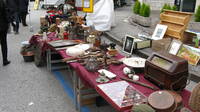 Bancarella con oggetti usati e da collezionismo