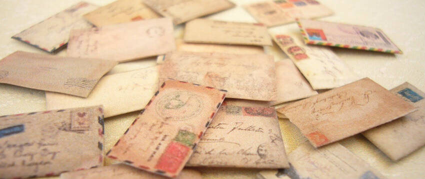 Raccolta di lettere spedite (su un tavolo)