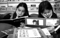 Due bambine che leggono