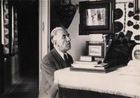 Ritratto fotografico di Riccardo Zandonai al pianoforte della sua casa di Sacco