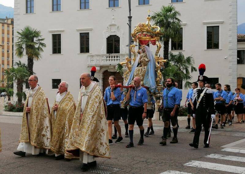 La Processione con la statua di Maria Ausiliatrice