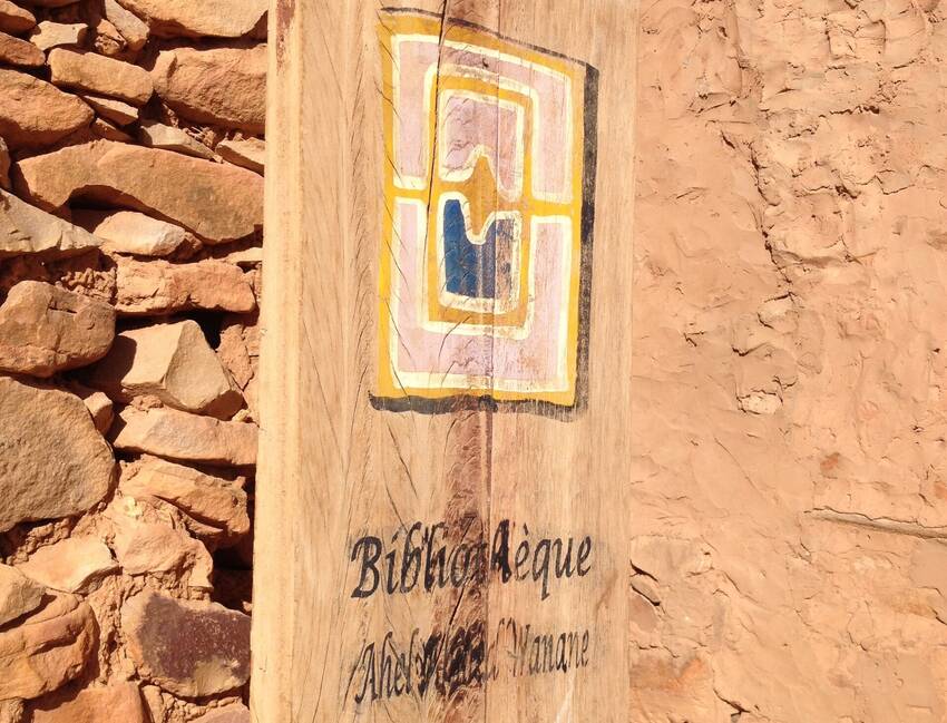 Insegna della biblioteca