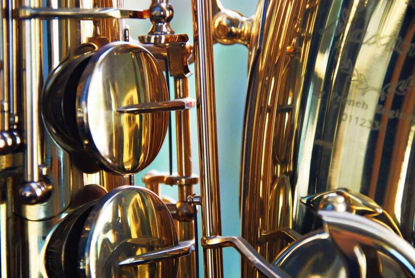 particolare dei tasti di un sax particolare dei tasti di un sax