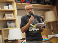 Mariano Bortolotti legge un libro