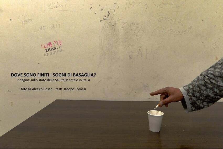 Manifesto della locandina con una mano che deposita della cenere da una sigaretta in un bicchiere di plastica