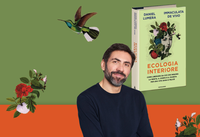 L'autore con la copertina del libro che presenta