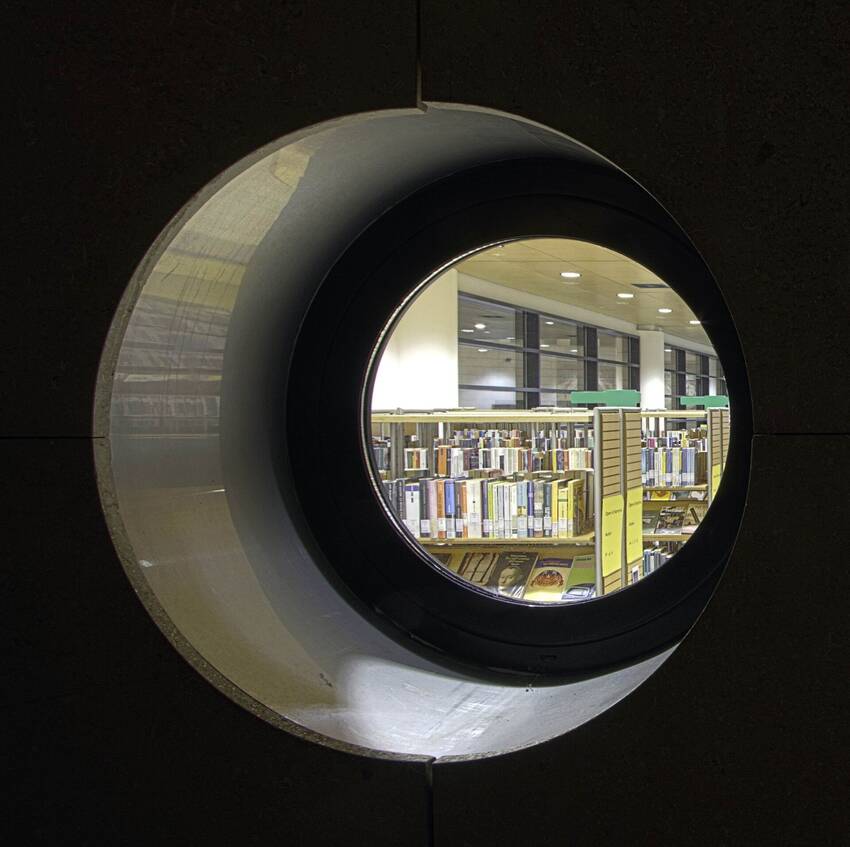 interno della biblioteca visto da una dalla finestra/oblò (foto Hector Quint 2014) interno della biblioteca visto da una dalla finestra/oblò (foto Hector Quint 2014)