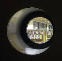 interno della biblioteca visto da una dalla finestra/oblò (foto Hector Quint 2014)