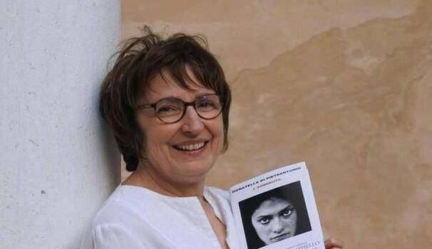 ritratto fotografico dell'autrice con in mano il suo libro ritratto fotografico dell'autrice con in mano il suo libro