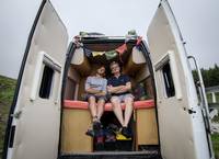 Lorenzo e suo padre sul camper