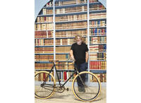 Albertini con una bicicletta in Biblioteca 