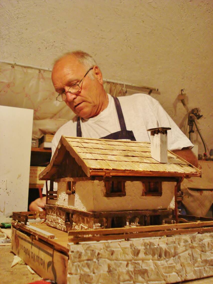 Ennio Spagnolli mentre lavora ad un presepe Ennio Spagnolli mentre lavora ad un presepe