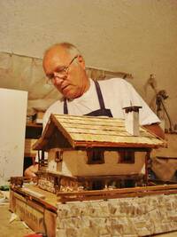 Ennio Spagnolli mentre lavora ad un presepe