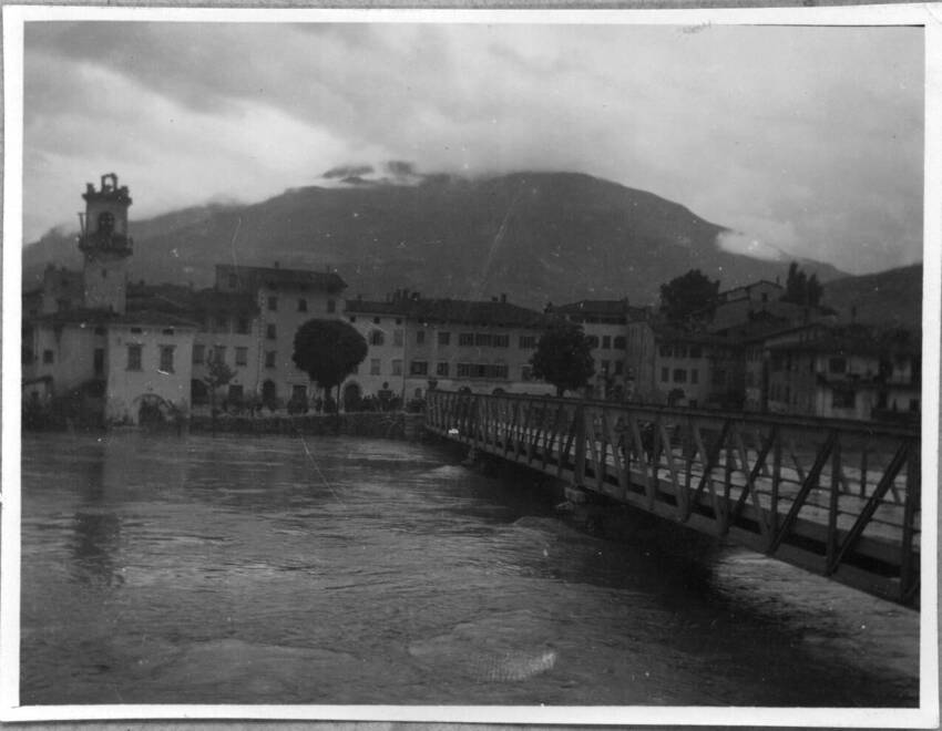 fotografia b/n del ponte di Sacco durante una piena dell'Adige