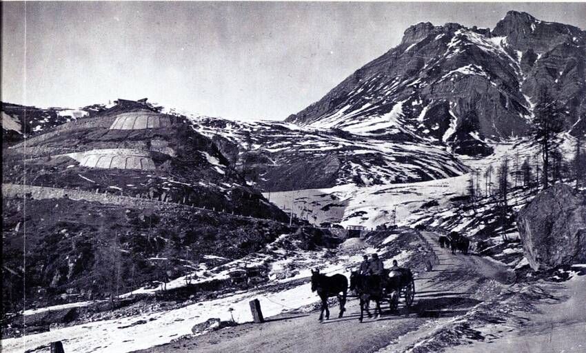Dettaglio della copertina del libro. Calesse su una strada innevata in montagna