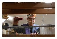 Tiziana Aste lavora al telaio By Florio Badocchi