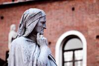 particolare della statua di Dante in piazza dei signori a Verona