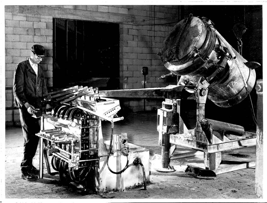operaio al lavoro presso la Montecatini (foto Preschern)