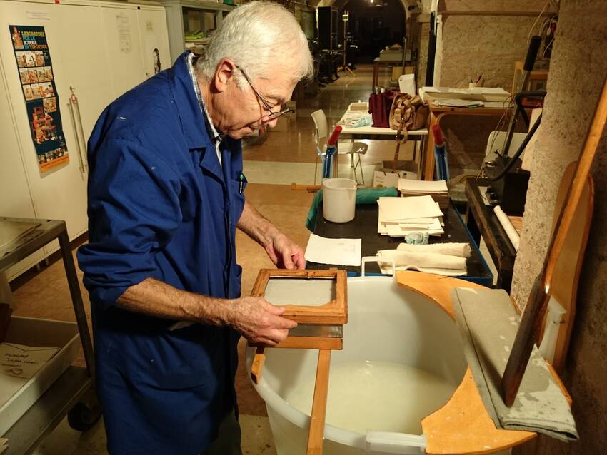 particolare lavorazione della carta a mano (ph. Franco Silvino)