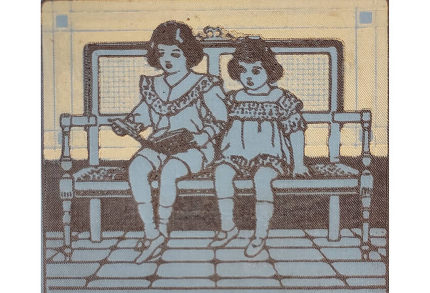 Bambine su una panca che leggono (dalla copertina del libro di Tommaso Catani "La signorina pantofola") 