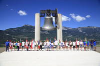 Campana dei caduti con ragazzi