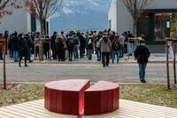 L'inaugurazione di una panchina rossa del progetto “Fuori dall’ombra”, presso il Polo universitario di Mesiano nel 2021. Foto UniTrento © Cattani Faggion