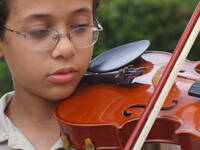 ragazzino che suona il violino