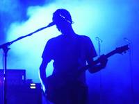 figura di chitarrista in color blu