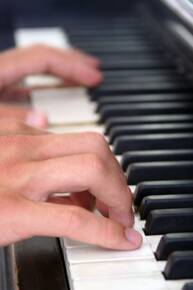 dita su tastiera pianoforte