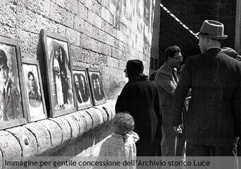 Immagine tratta dal sito nazionale dell'ANAI che mostra delle persone che osservano delle foto di ritratti storici