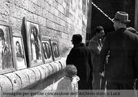 Immagine tratta dal sito nazionale dell'ANAI che mostra delle persone che osservano delle foto di ritratti storici