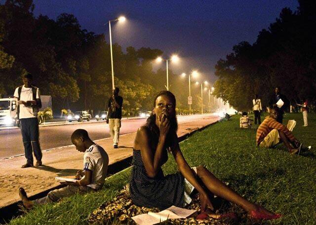 universitari di Brazzaville che studiano sotto l'illuminazione pubblica delle strade. Photo di Baudouin Mouanda