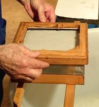 Fase di preparazione della carta a mano (foto Franco Silvino)