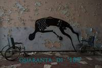 fotografia di un interno abbandonato di un manicomio