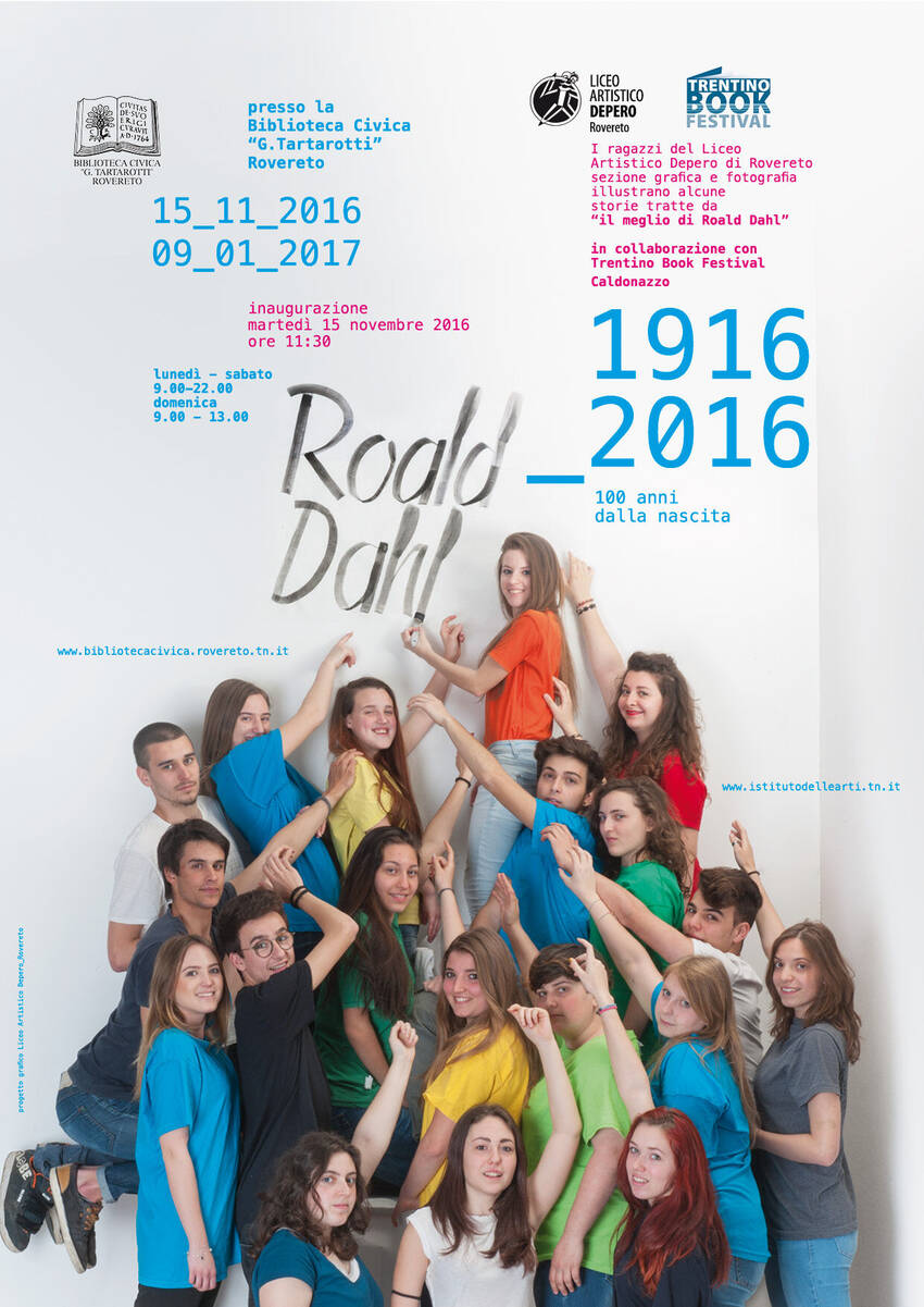 manifesto dell'iniziativa con i ragazzi in gruppo che scrivono il nome di Dahl sul muro. manifesto dell'iniziativa con i ragazzi in gruppo che scrivono il nome di Dahl sul muro.