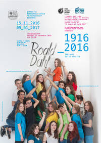 manifesto dell'iniziativa con i ragazzi in gruppo che scrivono il nome di Dahl sul muro.