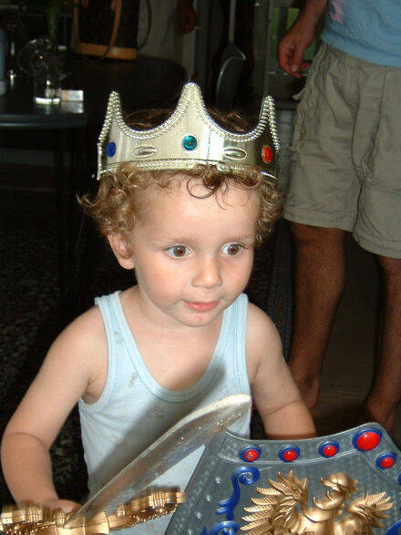 Bambino con corona e spada Bambino con corona e spada