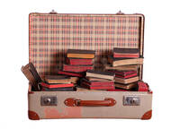 vecchia valigia colma di libri