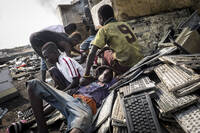 ragazzi tra rifiuti in una discarica in Ghana