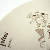 opera dell'artista: piatto con riproduzione de "arbor signorum" del codice 3 della Biblioteca