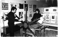 Fotografia in bianco e nero  (anni'70) che ritrae due artisti al torchio