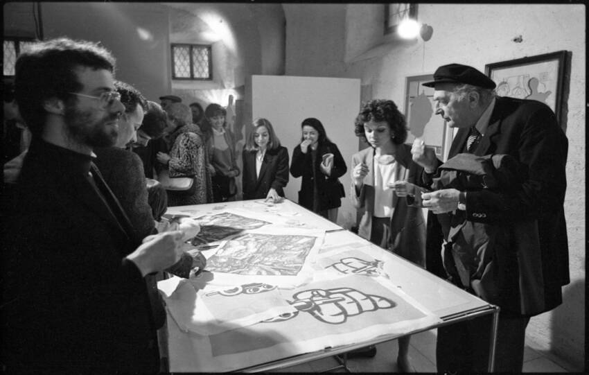 Fotografia in bianco e nero che ritrae nell'Area Studio di Rovereto (anni '70), durante un buffet