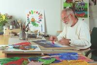 Eric Carle alla scrivania dove lavora