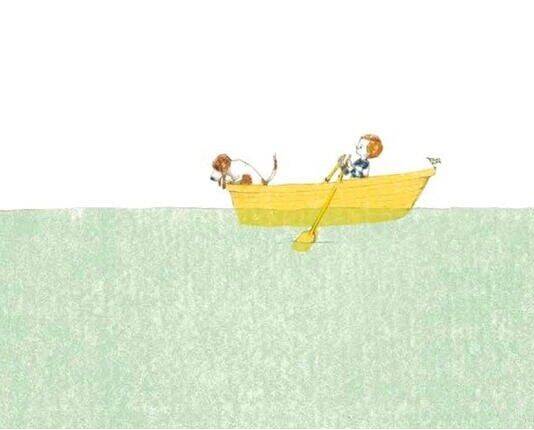 Un bambino e un cane su una barchetta nell'acqua