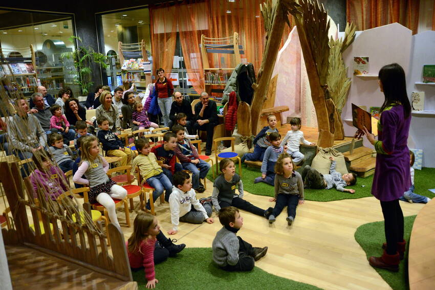 Lettura animata nella zona bambini (foto Cristina Manica 2014)